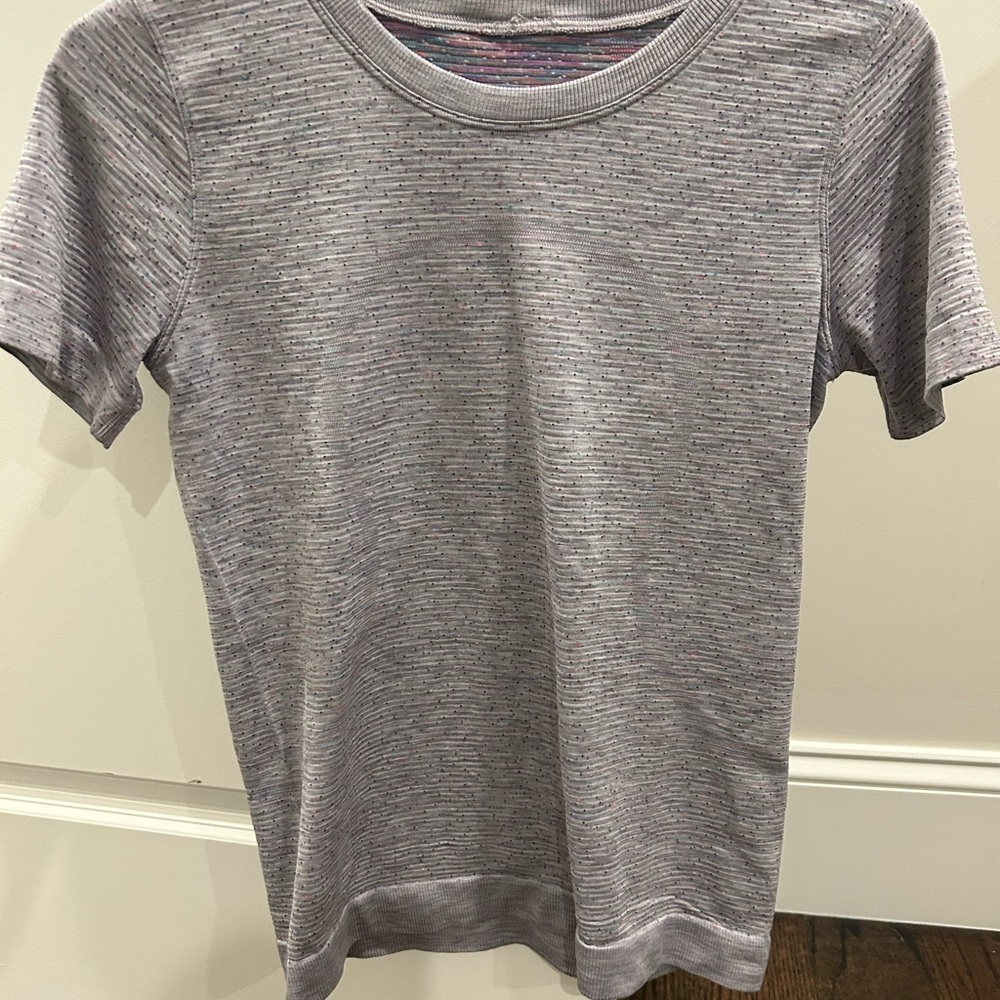 Limited edition, Lululemon top from 2020 retail for $68 Doppler dot size 4 - Picture 5 of 5